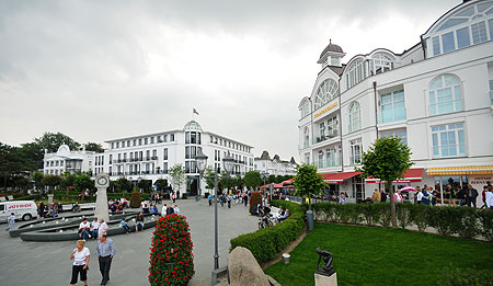 Ostseebad Binz Rügen vor der Seebrücke